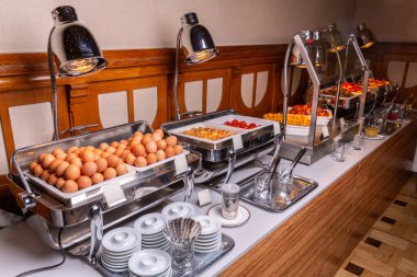 Restorandaki büfe: haşlanmış yumurta, peynir ve domates.