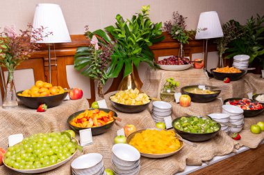 Meyve masası. Kahvaltıda farklı meyveler ve meyveler var.