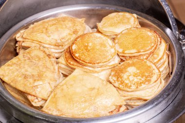 Kahvaltı için ısıtma odasında krep ve olada.