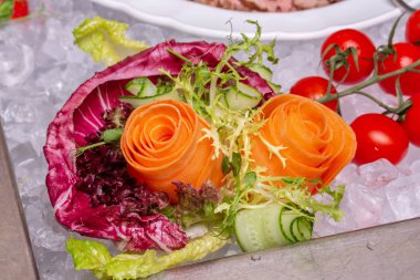 Buzdaki çiçek kompozisyonu olarak sebzeler