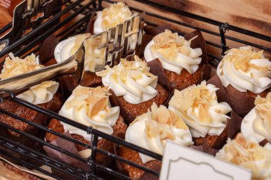 Vanilya kremalı ve badem yapraklı mafyalar.