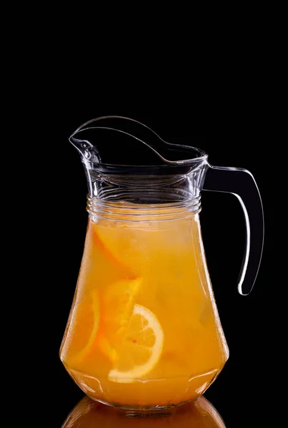 Krug Mit Orangensirup Und Orangenscheiben — Stockfoto