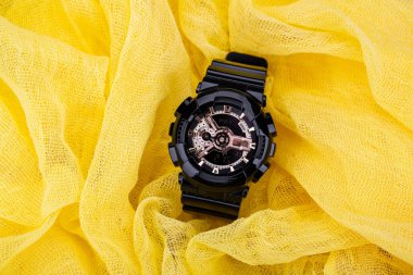 Moskova, Rusya - 02 / 15 / 2019: Sarı arka planda metal okları olan erkek saat şirketi casio black
