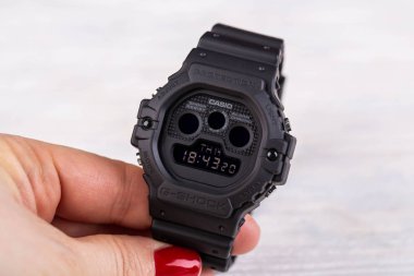 Moskova, Rusya - 02 / 15 / 2019: Casio erkek saati elektronik işaretli plastik çantada