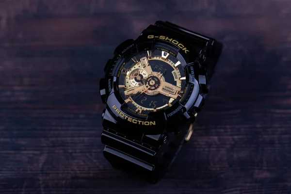 Moskwa Rosja 2019 Mężczyzna Zegarek Firma Casio Czarny Metalową Bransoletką — Zdjęcie stockowe