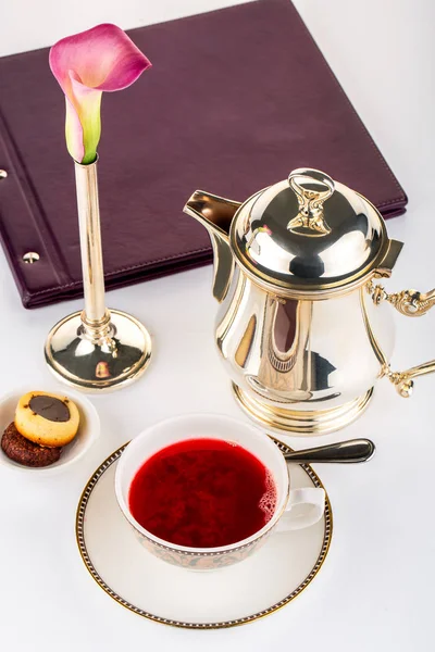 Tea Piros Két Sütivel Tálalva Gyönyörű Tálalásban — Stock Fotó