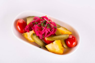 Sebzeli ve soğanlı turşu.