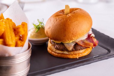 Peynirli ve pastırmalı hamburger eti, krema soslu.