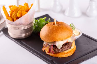 Peynirli ve pastırmalı hamburger, pirzola ve taze sebze.