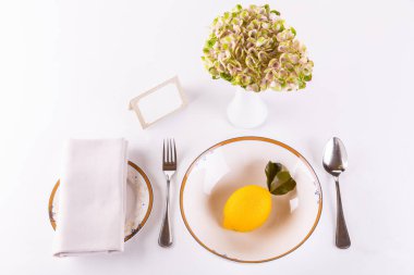 Limon gibi tatlı, çatal ve kaşıkla servis edilir.