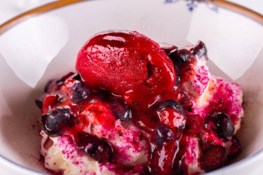 Erik dondurması, erik parçaları ve kremayla.