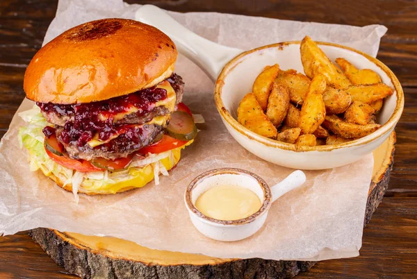 İki pirzola ve kızılcık soslu hamburger.