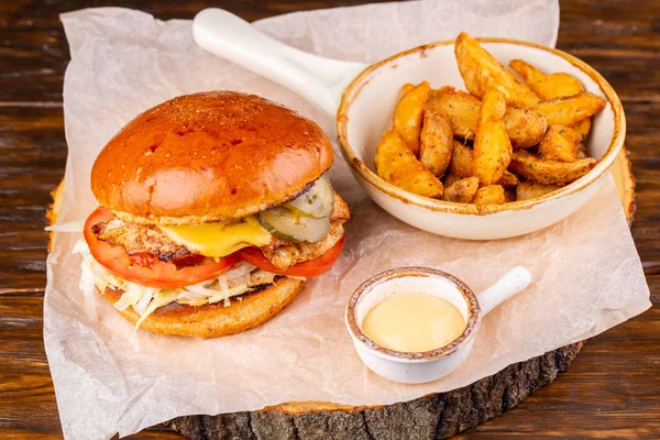 Burger Κοτόπουλο Τηγανητό Άλατα Και Τυρί — Φωτογραφία Αρχείου