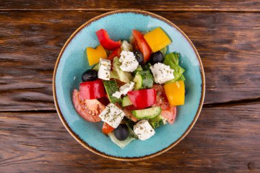 Taze sebze ve peynirli Yunan salatası, siyah zeytin ve zeytinyağı.