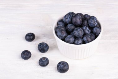 Böğürtlenler yıkanmış, beyaz arka planda seramik ekose.