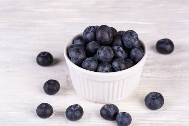 Ekoseli beyaz ahşap arka planda büyük yaban mersini