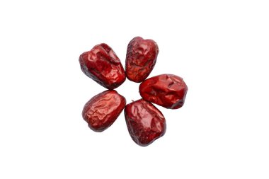 Goji üzümleri beyaz arka planda kurumuş.