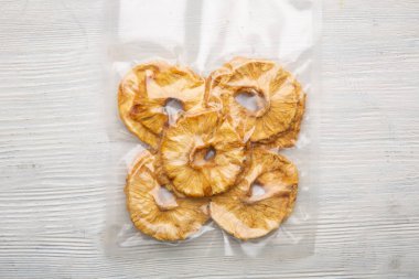 Kurutulmuş ananas parçaları vakumda paketlenmiş.