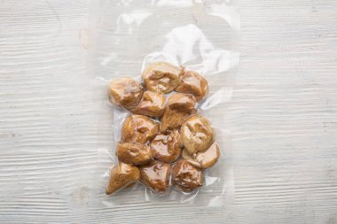 Beyaz incirler vakumda paketlenmiş.