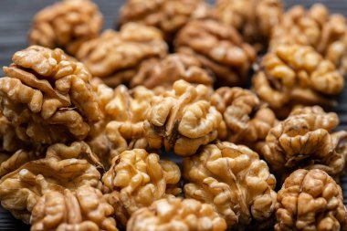 Ceviz soyulmuş. Ceviz kabuğu soyulmuş.