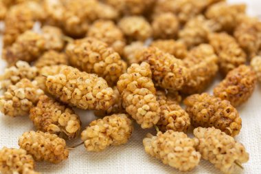 Parlak bir arka planda beyaz ipek