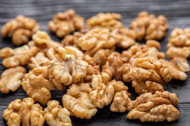 Ceviz dilimleri soyulmuş. Ceviz dilimleri soyulmuş.