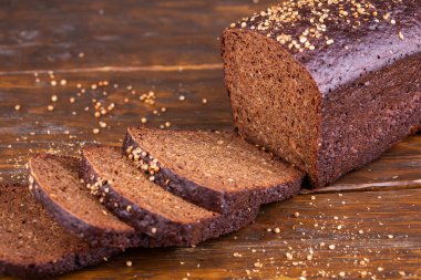 Dilimlenmiş, baharatlı ve ince dilimlenmiş siyah ekmek.