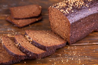 Tmina ile dilimlenmiş siyah ekmek parçaları.