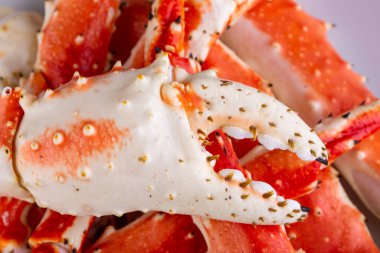 Kamçatka yengeci, kaynatılmış, bira servisi yapılmış.