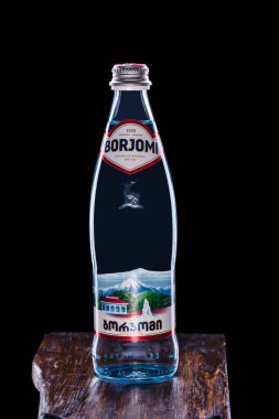 Moskova, Rusya - 10 / 19 / 2019: Borjomi, cam şişedeki karbonatlı su
