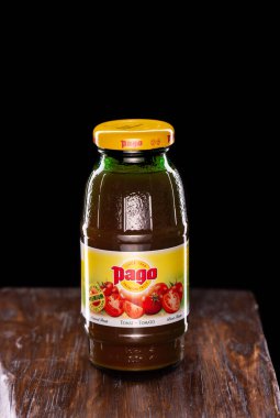 Moskova, Rusya - 10 / 19 / 2019: Cam şişedeki domates suyu