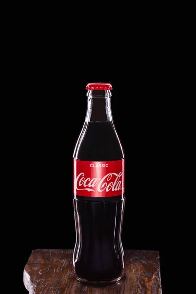 俄罗斯莫斯科 2019年10月19日 可乐碳酸饮料装在玻璃瓶中 — 图库照片