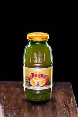 Moskova, Rusya - 10 / 19 / 2019: Cam şişedeki şeftali suyu