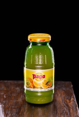 Moskova, Rusya - 10 / 19 / 2019: Cam şişedeki portakal suyu