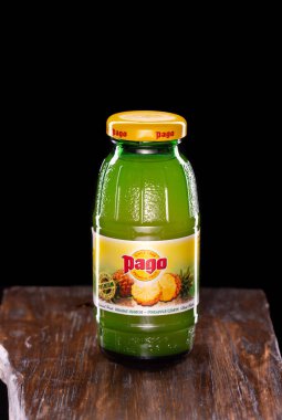 Moskova, Rusya - 10 / 19 / 2019: Cam şişede meyve suyu ananası ve limon