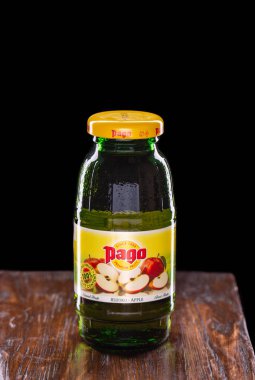 Moskova, Rusya - 10 / 19 / 2019: Cam şişedeki elma suyu