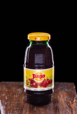 Moskova, Rusya - 10 / 19 / 2019: Cam şişedeki kiraz suyu