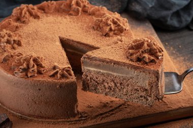 Çikolatalı keki çikolatayla kes.