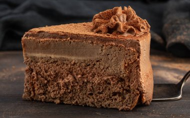 Kremalı çikolatalı kek ve rendelenmiş çikolata.