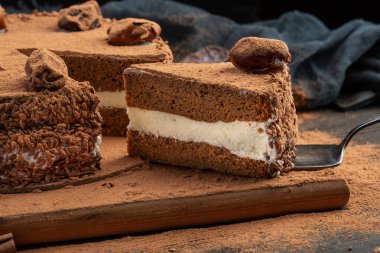 İçinde hurma, kurutulmuş meyve ve çikolata tozu olan bir parça kek.