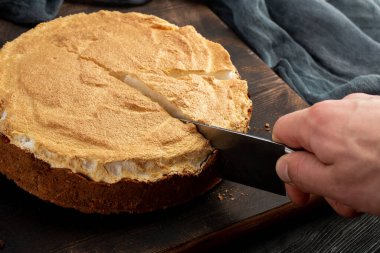 Böğürtlenli ve çikolatalı pasta.