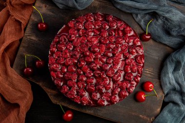 Beyaz ve siyah çikolata tabakalı vişneli pasta.