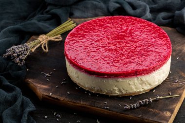 Lavanta jöleli ahududu keki.