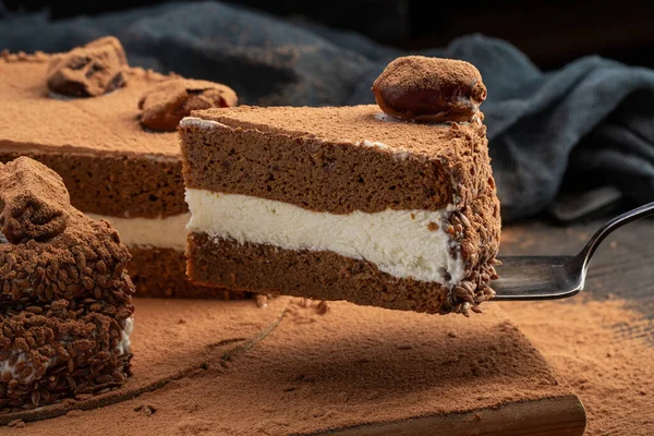 Kuchenstück Mit Datteln Und Trockenfrüchten Mit Schokoladenpuder — Stockfoto