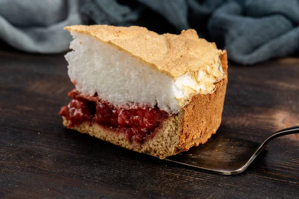 Morceau Gâteau Avec Une Couche Gelée Beige Baies — Photo