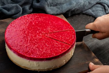 Lavanta kremalı ahududu keki kes.