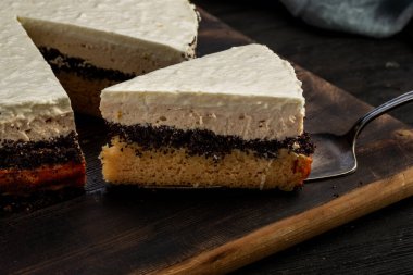 Turuncu katlı haşhaşlı kek.