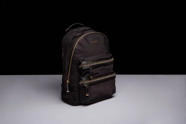 Moskau Russland 2019 Schwarzer Rucksack Calvin Klein Mit Metallverschlüssen Seitenansicht — Stockfoto