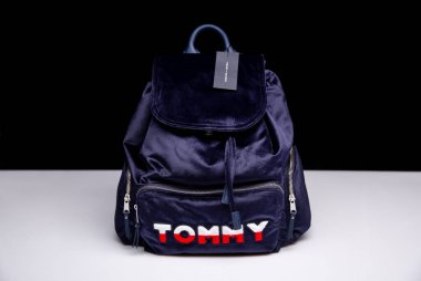 Moskova, Rusya - 11 / 13 / 2019: Sırt çantası mavi kadife firması Tommy Hilfiger
