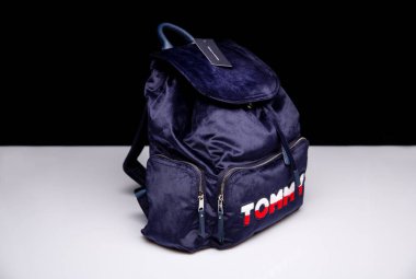 Moskova, Rusya - 11 / 13 / 2019: Sırt çantası mavi kadife firması Tommy Hilfiger, yan cepleri olan